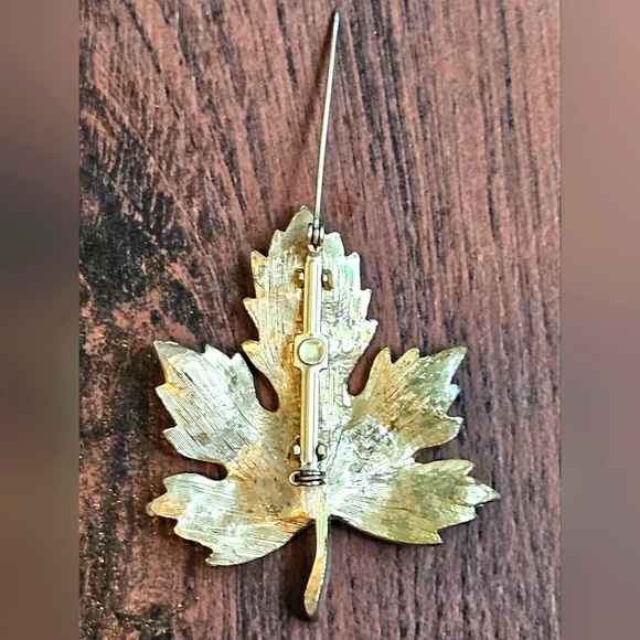 Vintage Gold Tone Maple Leaf Brooch With Rhinestones - Picture 11 of 12
